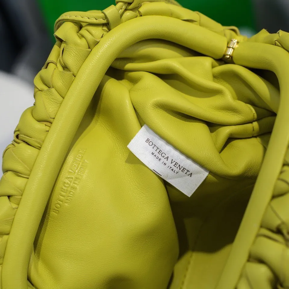 Batch 1260 Real shot👇2020 New colors on Xiaoyunduo Authentic Italian original Bottega Veneta This Pouch clutch bag is one of the first designs created by designer Daniel in BV. It has a simple soft silhouette bag body without any unnecessary decoration. It has a very elegant and high-end texture when you hold it casually in your hand. The more you look at it, the more you will be fascinated by it. Counter quality size: 22*12.7cm (Xiao Yunduo rough weaving)